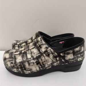 Sanita Women's Professional Abstract Pattern Leather Clogs Size 37 Black White